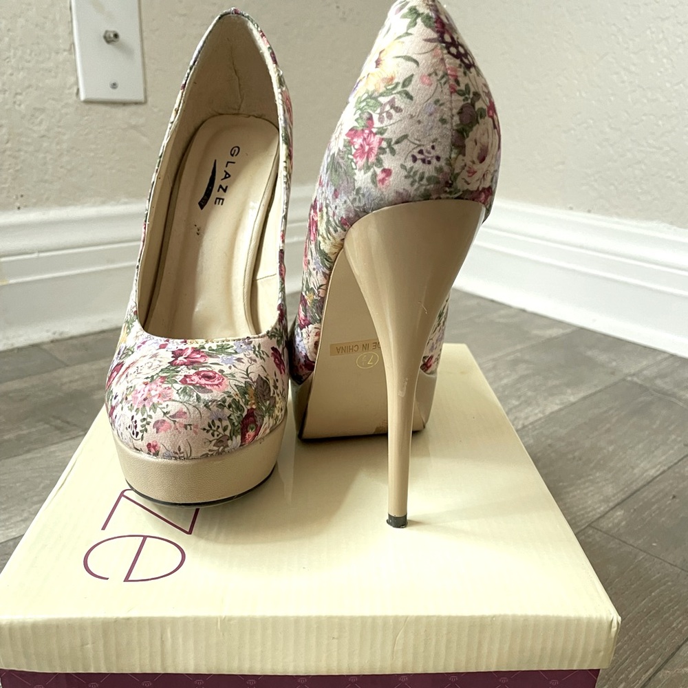Floral heel pumps